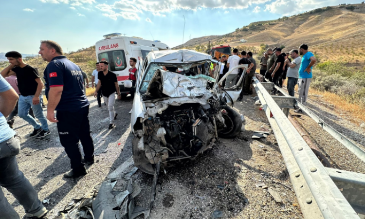 Kahta'da feci kaza: 6'sı ağır, 7 yaralı