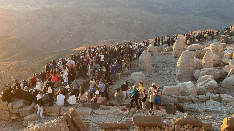 Gençler Nemrut Dağı ve  ören yerleri gezdi