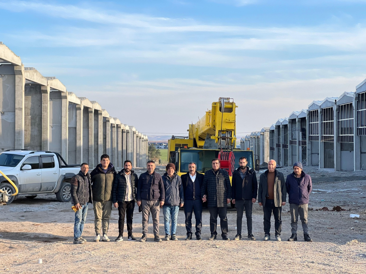Kahta Oto Galericiler Sitesinde Çatı Montajı Tamamlandı
