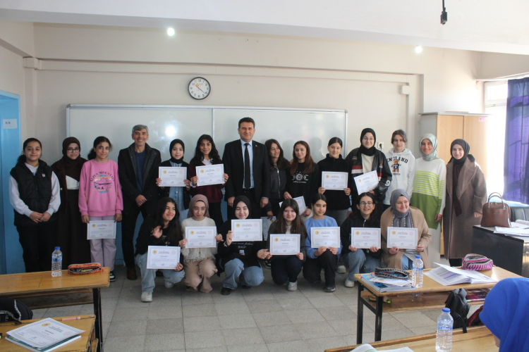Yetenekli Öğrencilere Teşekkür Belgeleri Takdim Edildi