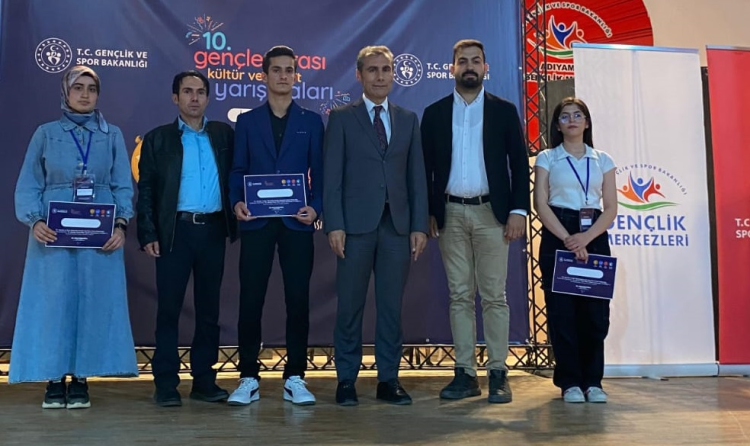 Kâhta Anadolu Lisesi Öğrencilerinden Şiir Yarışmasında Büyük Başarı!
