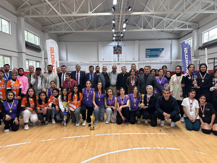 Kahta'da Kaybedeni Olmayan Voleybol Turnuvası
