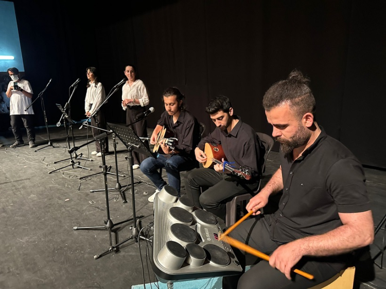 FEN LİSESİNDEN ŞİİR VE MÜZİK ZİYAFETİ