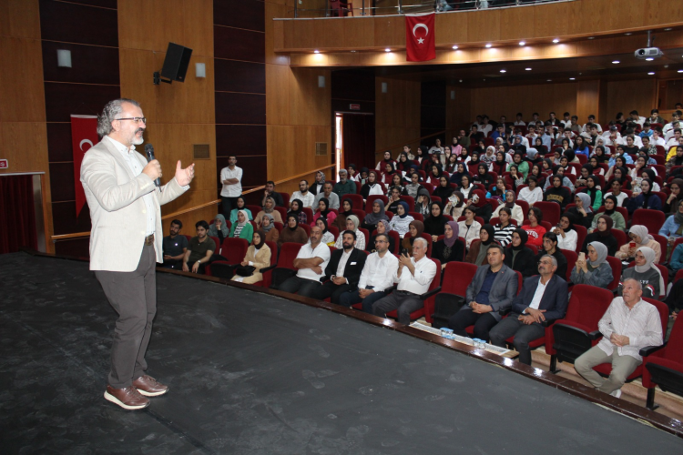 Kahta'da Eğitimci-Yazar Sıtkı Aslanhan Konferansı