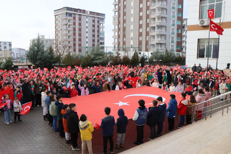 Kahta'da okullar bayrak sevgisi temasıyla açıldı