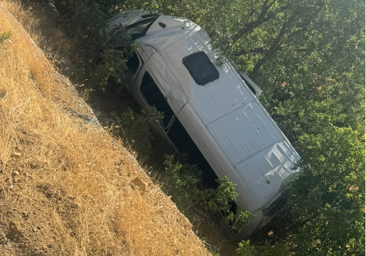 Arsemia'da Tur Minibüsü Devrildi: 14 Kişi Yaralandı